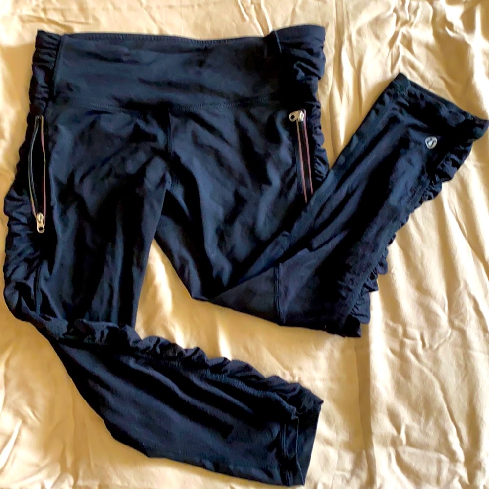 Lululemon sz6 Run in Sun Zipper Pocket Crop Capri